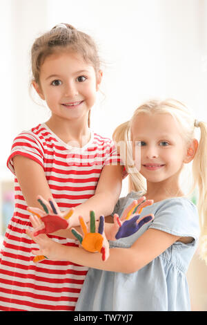 Jolie petite filles avec des mains peintes en maternelle Banque D'Images