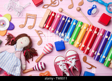 Belle composition avec le xylophone sur fond de bois. Concept chansons bébé Banque D'Images