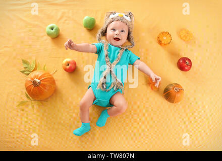 Mignon bébé, les fruits, les légumes et les feuilles sur fond jaune Banque D'Images