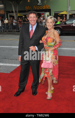 LOS ANGELES, CA. 15 juillet 2008 : Barry Williams et épouse à la première de 'frères' au Mann Village Theatre, Westwood. © 2008 Paul Smith / Featureflash Banque D'Images