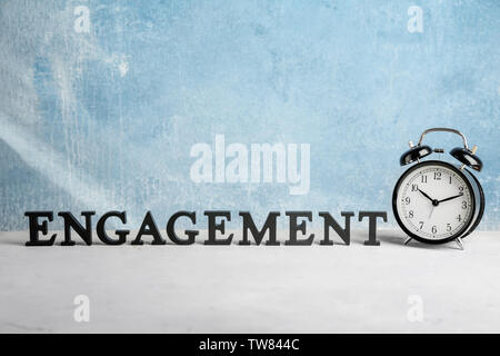 L'engagement et de l'horloge Word on table Banque D'Images