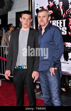 LOS ANGELES, CA. 03 avril 2008 : Rick Schroder & fils Holden Schroder au Los Angeles première de 'Street Kings' au Grauman's Chinese Theatre, à Hollywood. © 2008 Paul Smith / Featureflash Banque D'Images