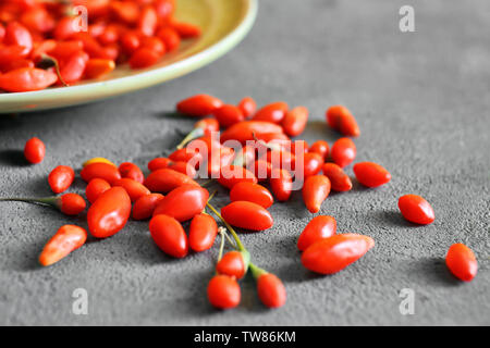 Baies de goji frais sur la table, gros plan Banque D'Images