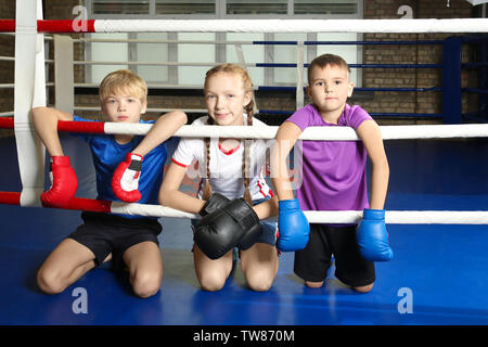 Les petits enfants dans les vêtements de sport sur le ring de boxe Banque D'Images