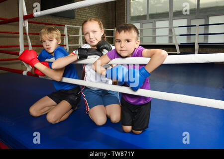Les petits enfants dans les vêtements de sport sur le ring de boxe Banque D'Images