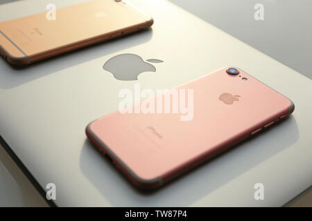 KIEV, UKRAINE - le 19 octobre 2017 : l'iPhone 7 or rose sur Apple MacBook Pro Banque D'Images
