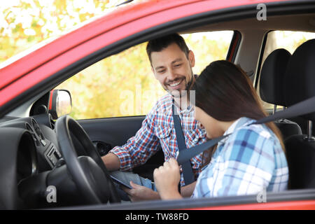 Jeune femme passant l'examen du permis de conduire Banque D'Images