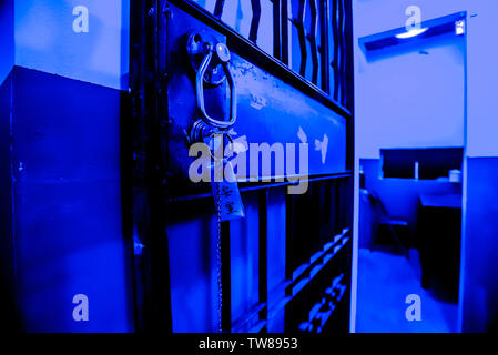 Maison hantée d'horreur sur le thème de l'hôpital, pièce secrète s'échapper. Banque D'Images