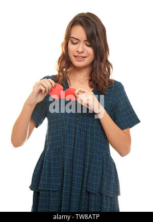 Jeune femme coeur de papier se déchire sur fond blanc Banque D'Images