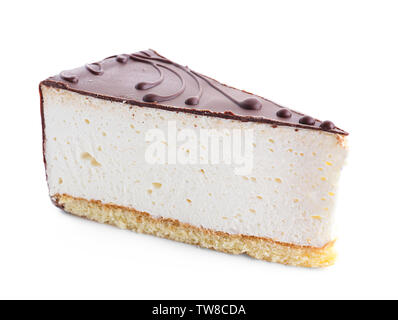 Morceau de gâteau savoureux souffle sur fond blanc Banque D'Images