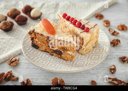 Plaque avec morceaux de délicieux gâteaux sur la table Banque D'Images