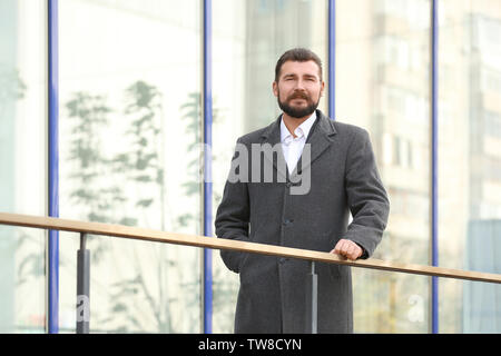 Portrait of handsome smiling mature man à enduire l'extérieur Banque D'Images