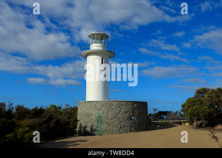 Cape Tourville sans pilote automatique phare sur la côte Est de la Tasmanie a été construit en 1971 pour remplacer l'ancien phare sur l'île de citron à proximité. Banque D'Images