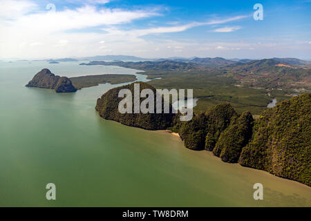 Photos aériennes de la côte d'Andaman de Thaïlande avec des montagnes près de la mer Banque D'Images