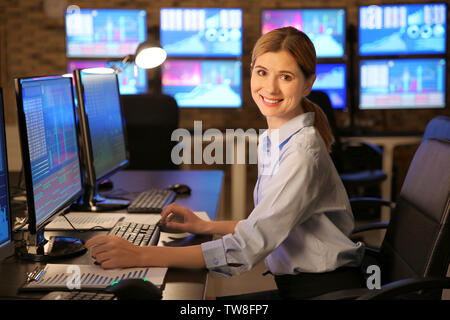 Stock Trader femelle working in office Banque D'Images