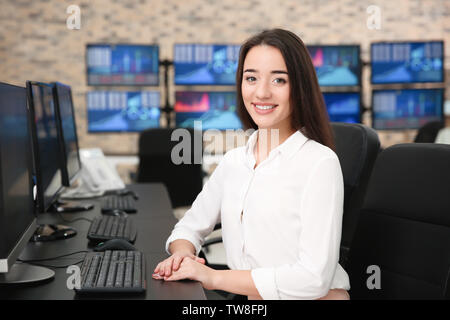 Stock Trader femelle working in office Banque D'Images