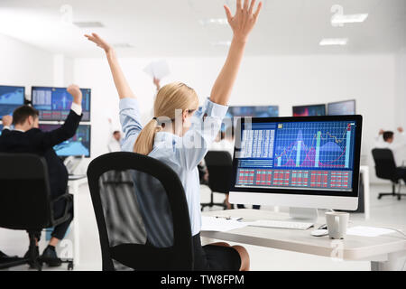 Stock Trader femelle working in office Banque D'Images