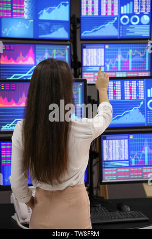 Stock Trader femelle working in office Banque D'Images