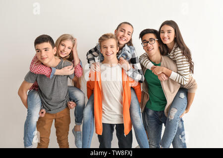 Groupe d'adolescents mignon sur fond blanc Banque D'Images