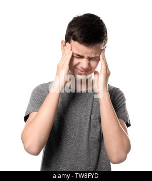 Adolescent souffrant de maux de tête sur fond blanc Banque D'Images