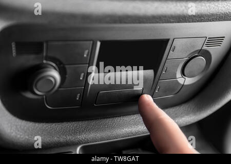 Commutation de l'homme sur l'air conditionné dans la voiture, gros plan Banque D'Images