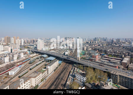 Jiefang Road et de l'UEM viaduc train dans la ville de Zhengzhou, province du Henan Banque D'Images