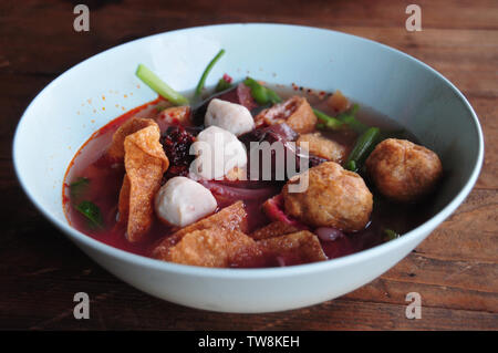 Yen Fo Ta Soupe aux nouilles nouilles (Rose) Yong foo tau (également orthographié yong tao foo, Yong tau tau Hu Yong, fu yong ou yentafo ; tofu en Thaïlande) Banque D'Images