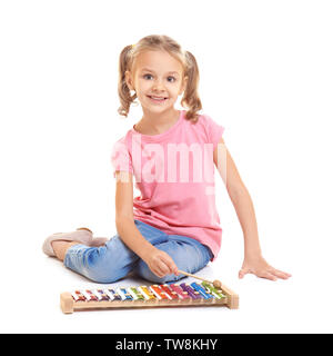 Jolie petite fille jouant du xylophone sur fond blanc Banque D'Images