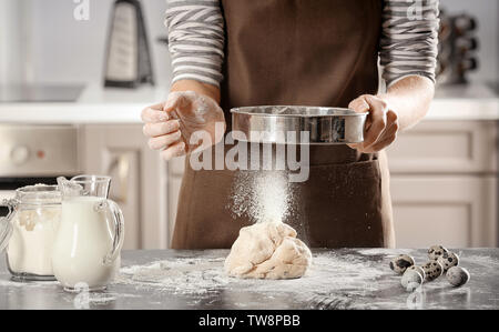 Woman Making Dough on table Banque D'Images