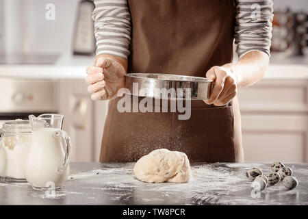 Woman Making Dough on table Banque D'Images