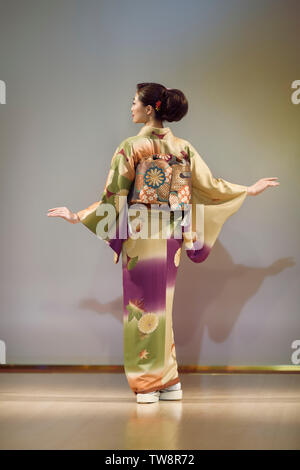 Dos d'une femme portant un beau japonais kimono jaune vert avec obi dans un défilé à Kyoto, au Japon. Banque D'Images