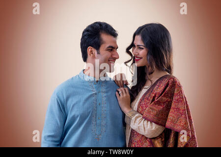 Portrait of smiling young couple en costume traditionnel Banque D'Images