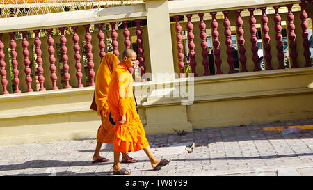 Phnom Penh, Cambodge - Août 2016 : Deux moines en robe orange distinctif à l'extérieur de marche de Palais Royal. Banque D'Images