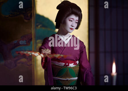 Licence et estampes sur MaximImages.com - Kyoto Geiko, Geisha japonais, dans la perruque Shimada Nihongami, exécutant une belle danse traditionnelle. Kyoto, Japon Banque D'Images