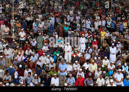 Les musulmans offrent Eid-ul-Fitr Baitul Mukarram prières à la Mosquée Nationale à Dhaka, au Bangladesh. Banque D'Images