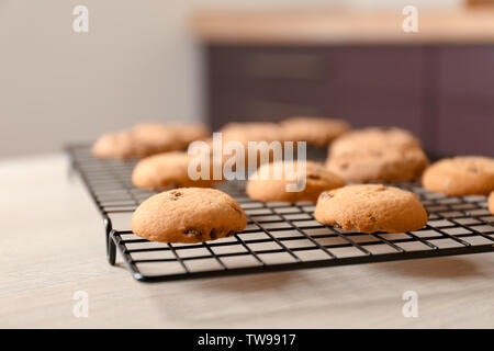 De délicieux biscuits aux pépites de chocolat sur la table Banque D'Images