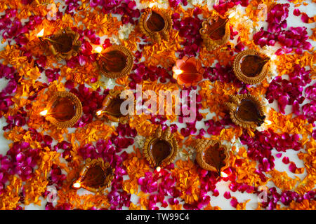 Vue en grand angle d'un rangoli coloré avec lampes à huile Banque D'Images