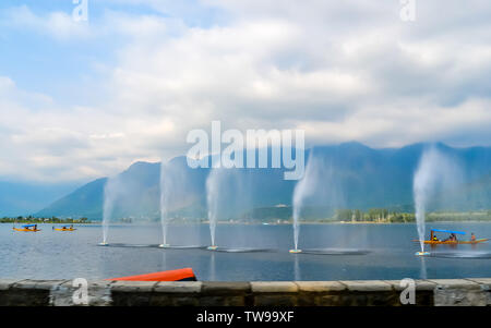 Amazing Foara, un spectacle de l'eau ou de l'eau des fontaines naturelles sprinkleur à Shalimar Bagh, à Srinagar, au Cachemire sur rives de lac Dal, sur les montagnes de l'himalaya ba Banque D'Images