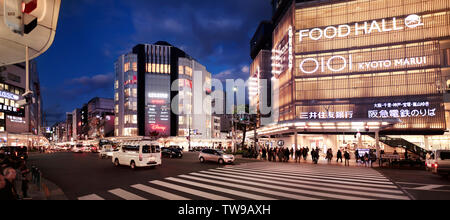 OIOI, Marui department store à Shijo Kawaramachi Dori Dori et l'intersection de la rue au centre-ville de Kyoto, au Japon, nuit panoramique décors 2017 Banque D'Images