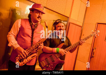 Kolkata Inde Mai 2019 : bande de deux adultes avec musicien pop et rock guitare électrique et le saxophone en répétition dans un studio d'enregistrement. Composer des chansons f Banque D'Images