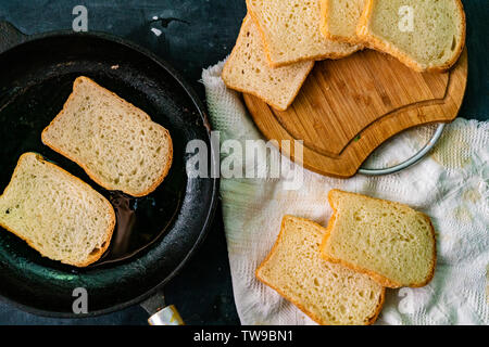 Vue de dessus de la friture à la poêle toasts de pain, le processus de cuisson snack rapide, le petit déjeuner et déjeuner Banque D'Images