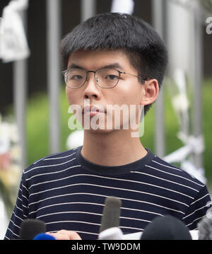 Militant du parti pro-démocratie Joshua Wong parle aux médias à l'extérieur de l'édifice du Conseil législatif après le chef de l'exécutif de Hong Kong, Carrie Lam a pris la parole lors d'une conférence de presse où elle a refusé de retirer l'anti-projet de loi sur l'extradition ou de démissionner après 2 millions de dollars sont allés dans la rue deux jours plus tôt. Banque D'Images