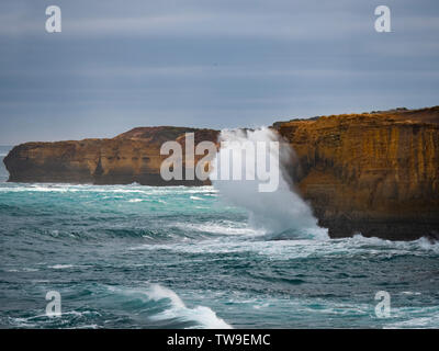 Des vagues énormes et puissants swells écraser sur les falaises sur la côte sur la Great Ocean Road, à proximité de la douze apôtres, Victoria, Australie Banque D'Images
