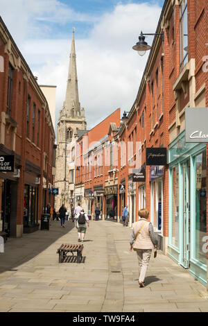 Les gens de shopping dans High Street, à l'Épiscopat, centre commercial de la ville de Durham, England, UK Banque D'Images