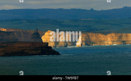 Falaises de grès Douze Apôtres vu de la Great Ocean Road, Victoria, Australie Banque D'Images