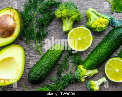 Mise à plat série d'un assortiment de légumes aux couleurs verte, produits bio frais et légumes crus Banque D'Images