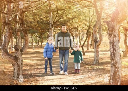 Père et petits enfants extérieur dès les beaux jours. Adoption de l'enfant Banque D'Images