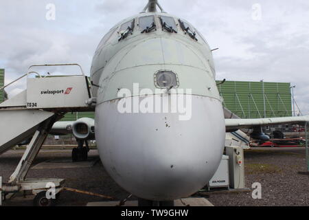 Les familles en visite dans la piste de l'aéroport de Manchester parc visiteur regardant l'avion aller et venir Banque D'Images