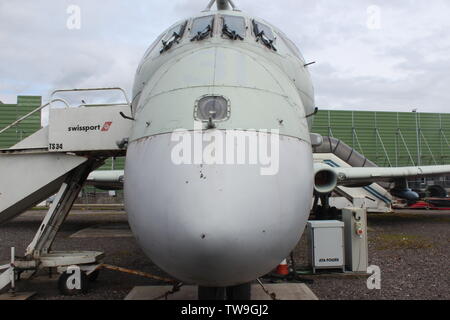 Les familles en visite dans la piste de l'aéroport de Manchester parc visiteur regardant l'avion aller et venir Banque D'Images