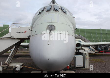 Les familles en visite dans la piste de l'aéroport de Manchester parc visiteur regardant l'avion aller et venir Banque D'Images